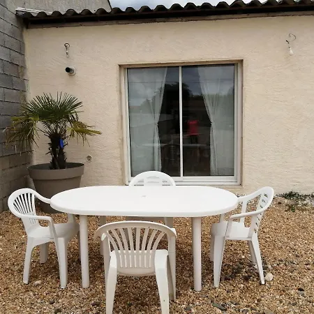 La Petite Maison Des Vignes Les Eglisottes-et-Chalaures Exterior foto